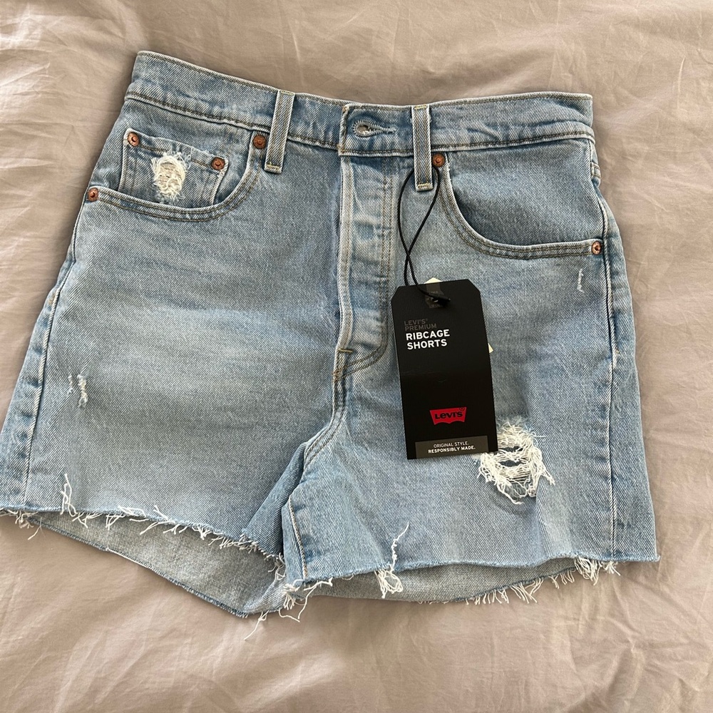 Never been worn - Levi’s shorts